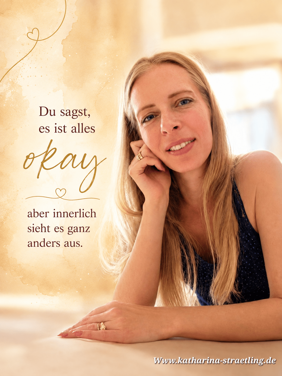 „Nachdenkliche Frau sitzt an einem Tisch. Auf dem Bild steht: Du sagst, es ist alles okay, aber innerlich sieht es ganz anders aus.“