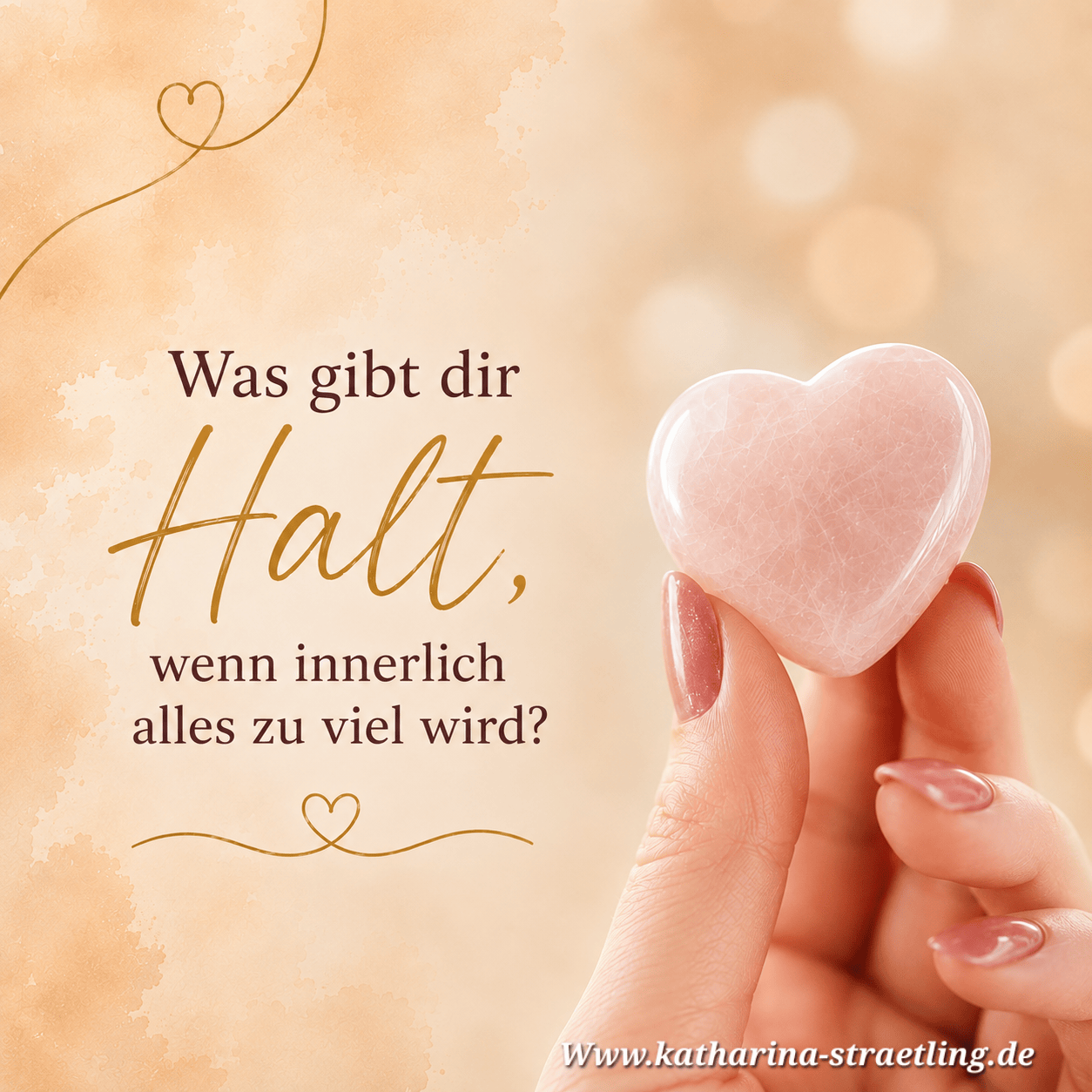 Hand hält ein rosafarbenes Rosenquarzherz mit der Aufschrift: Was gibt dir Halt, wenn innerlich alles zu viel wird?